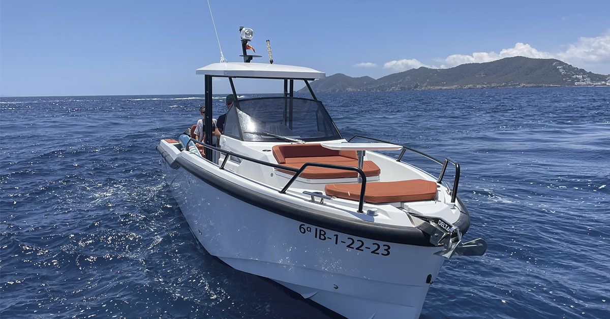 Barco de alquiler navegando en Ibiza