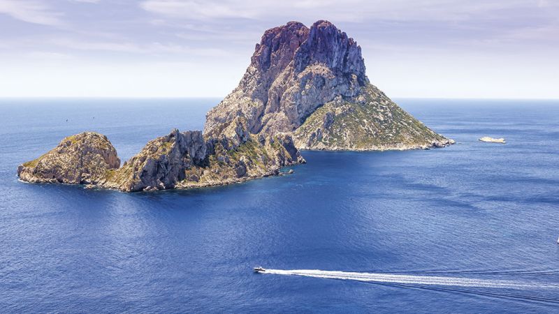Descubre las mejores rutas en barco por Ibiza